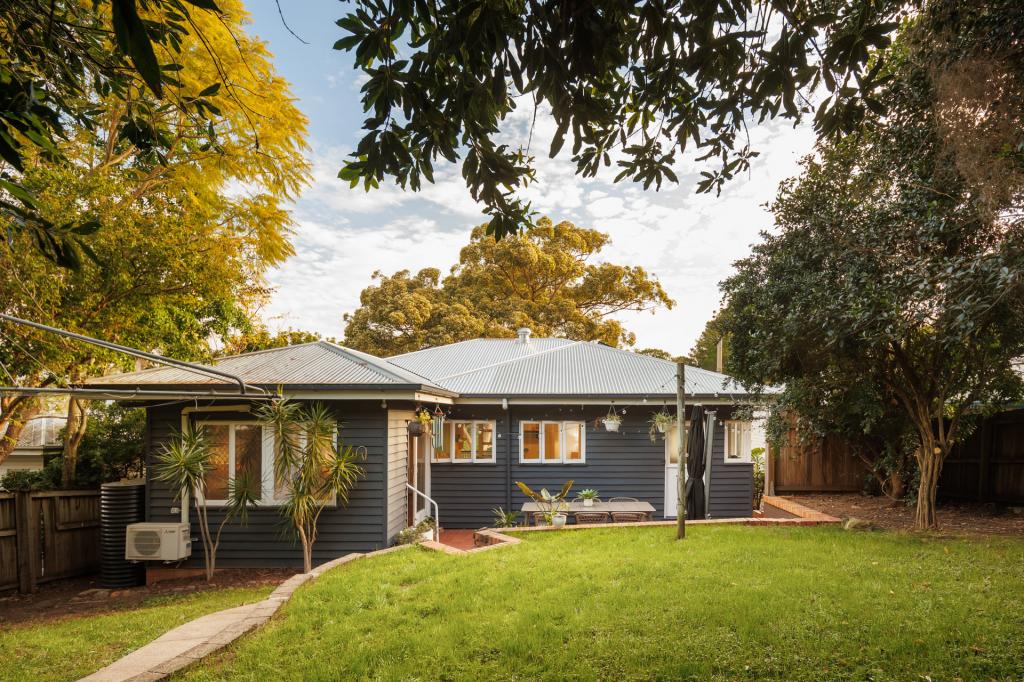 11 Quentin St, Chapel Hill, QLD 4069