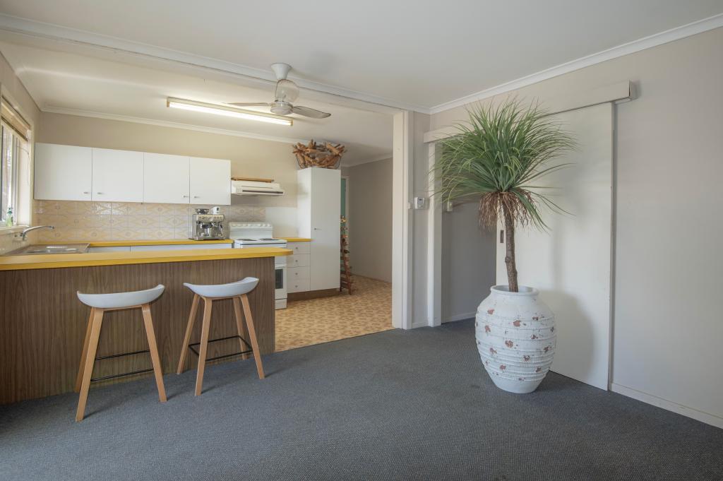 36 Warren St, Goovigen, QLD 4702