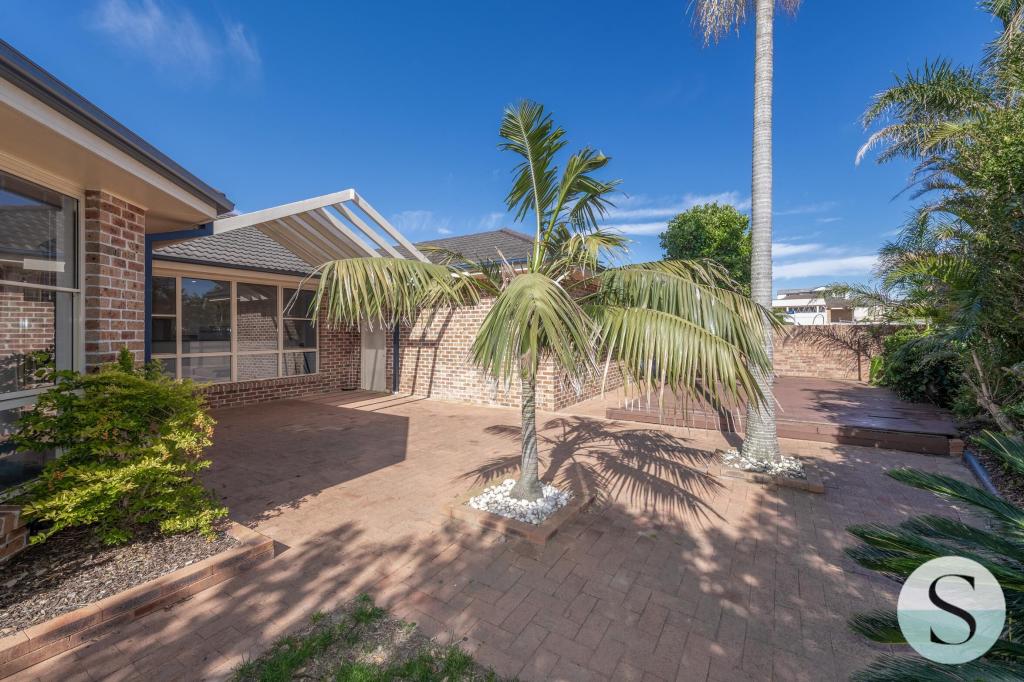 17 OCEANSIDE DR, CAVES BEACH, NSW 2281