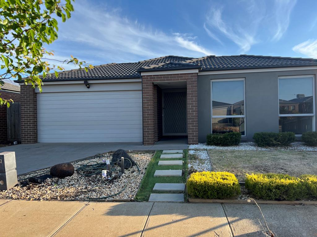 51 Toolern Waters Dr, Weir Views, VIC 3338