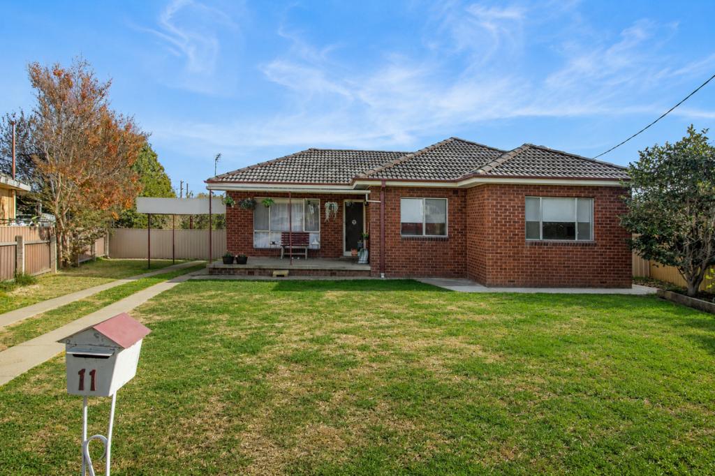 11 BUNGOWN PL, MOUNT AUSTIN, NSW 2650