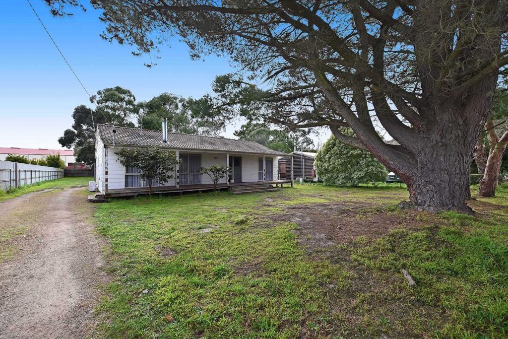 13 WHITE AVE, ROMSEY, VIC 3434