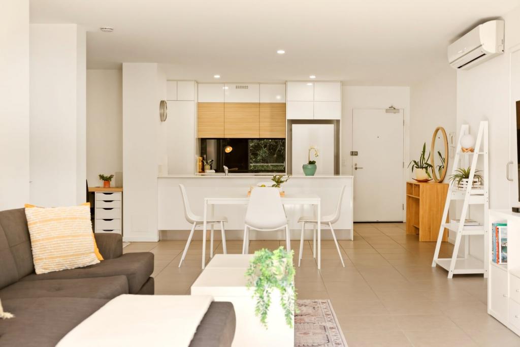 2205/1-7 Waterford Ct, Bundall, QLD 4217