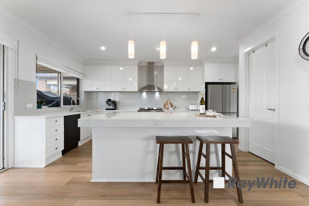 1 Sunstone St, Cranbourne East, VIC 3977