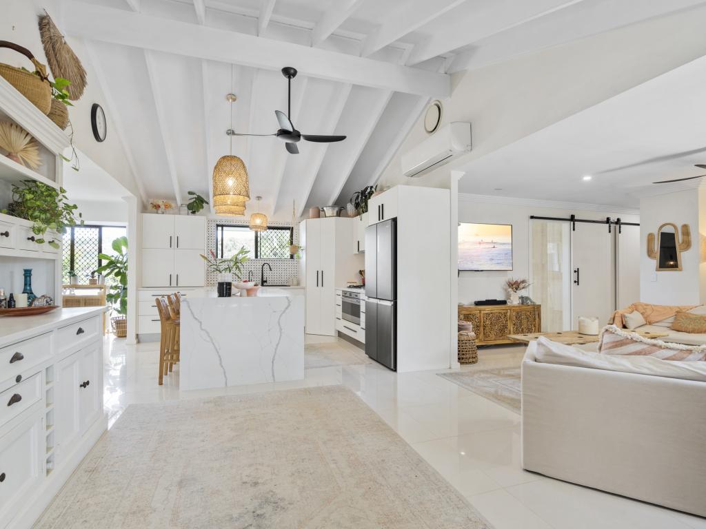 2 Larentia St, Currumbin Waters, QLD 4223