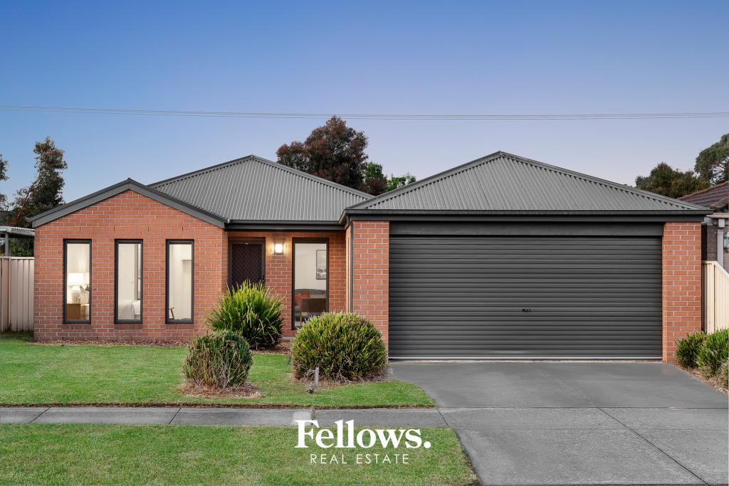 18 SALVIA AVE, PAKENHAM, VIC 3810