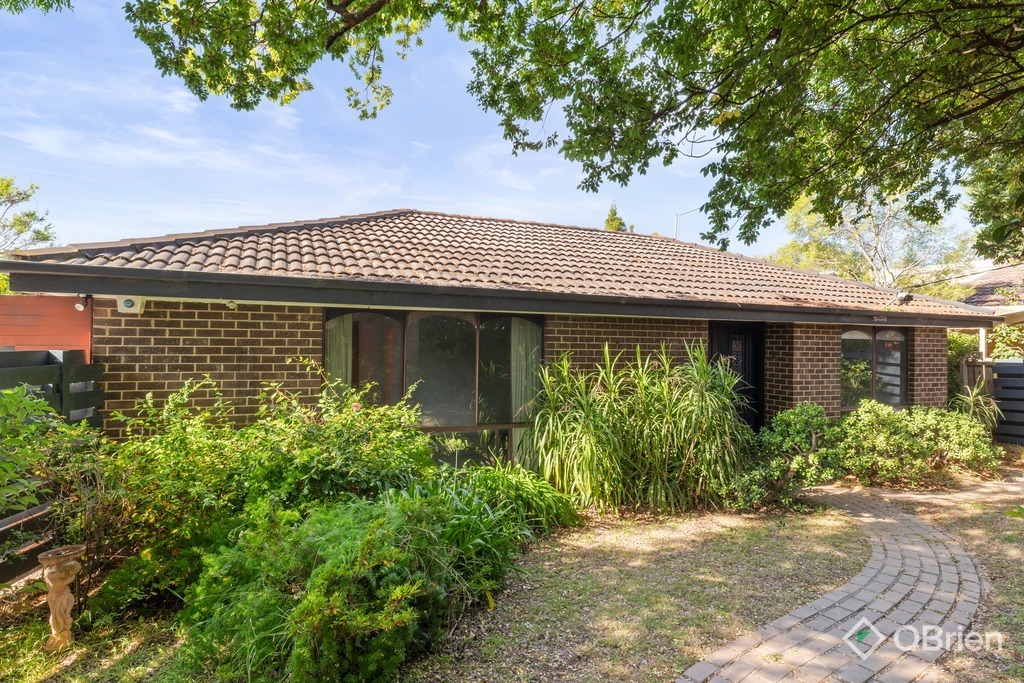 18 LEEDS RD, MOUNT WAVERLEY, VIC 3149