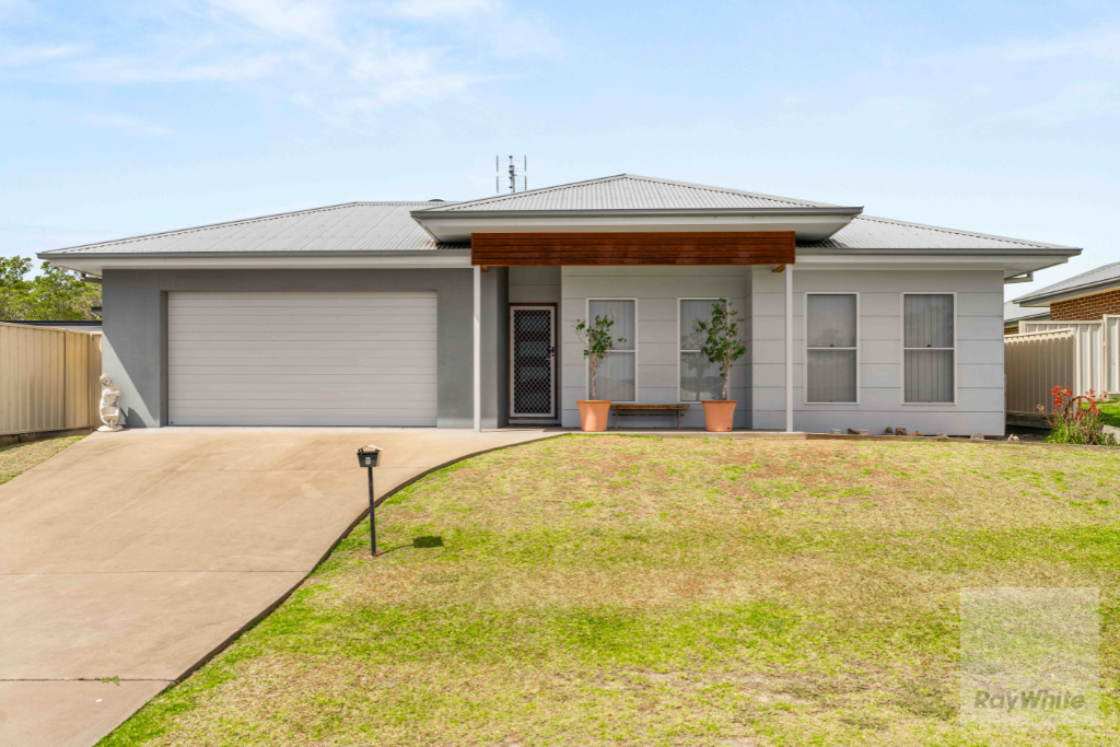 8 Alata Cres, South Nowra, NSW 2541