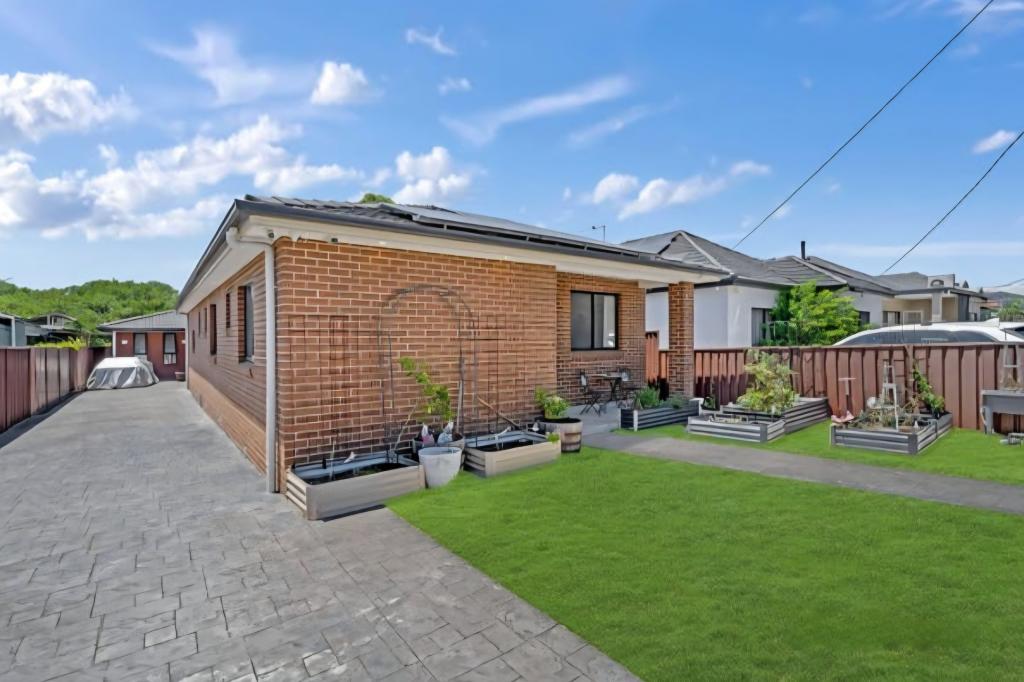 65 ROBERTSON ST, MERRYLANDS, NSW 2160