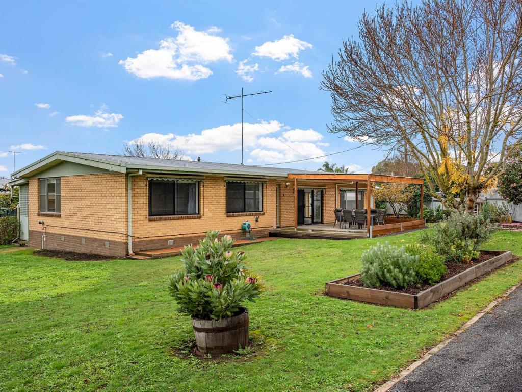 8 Miller Cres, Hamilton, VIC 3300