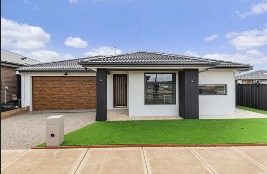 70 Walton St, Melton South, VIC 3338