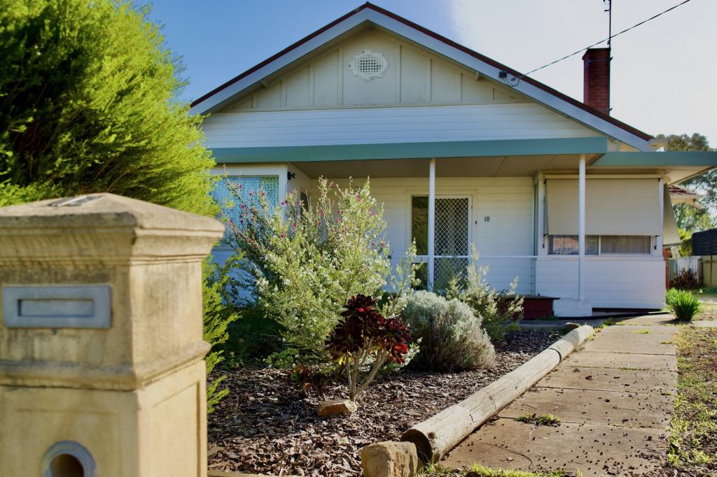 18 Waugh St, Charlton, VIC 3525