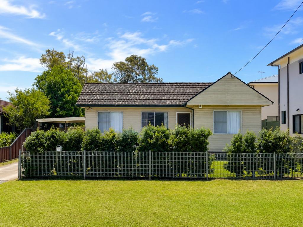 6 Durham St, Minto, NSW 2566