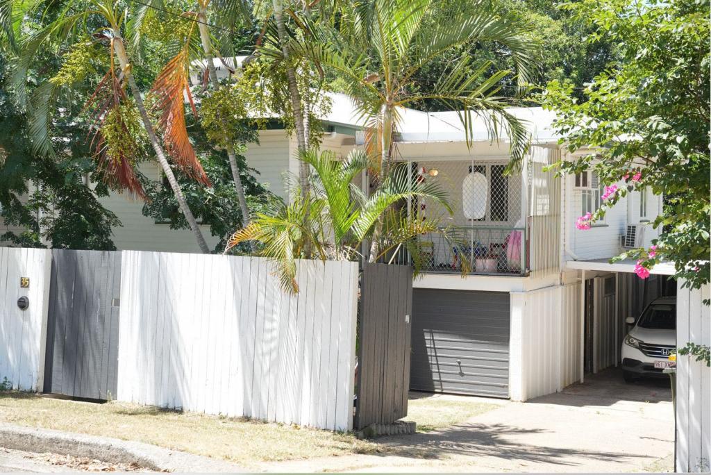 35 Logan Ave, Oxley, QLD 4075