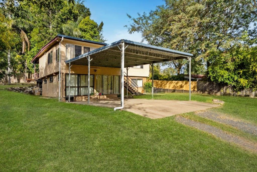 18 SCHOOL RD, REDBANK PLAINS, QLD 4301
