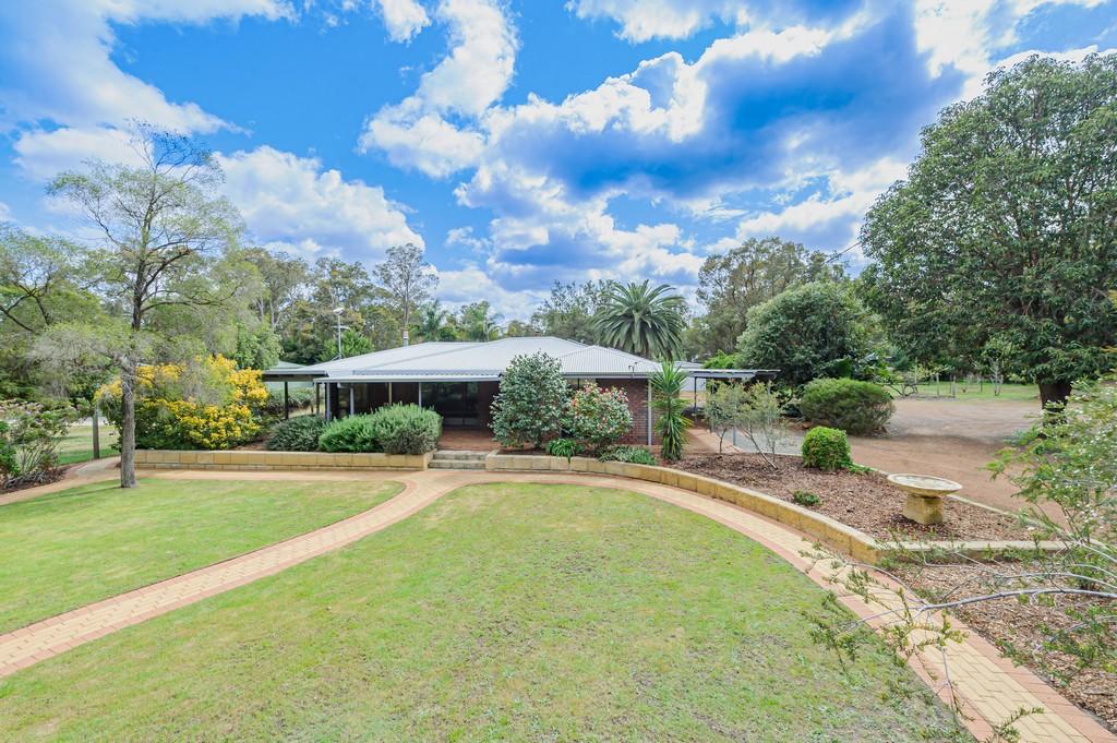 5 Cross Rd, Bedfordale, WA 6112