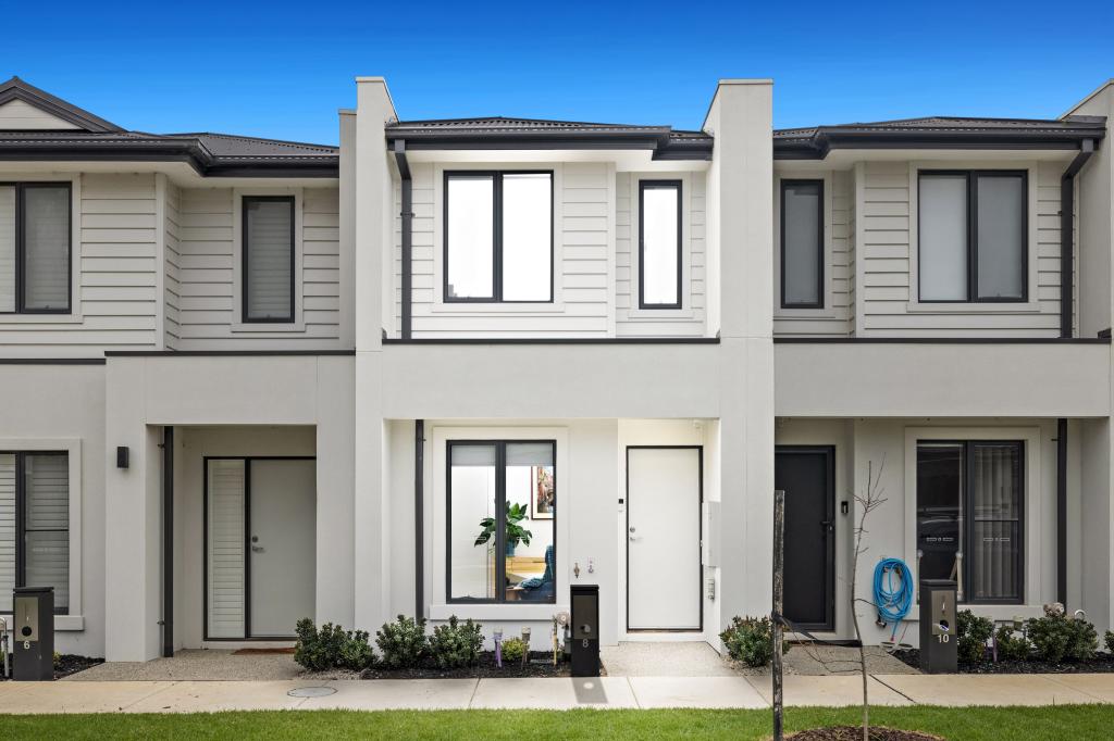 8 Boysenberry Cl, Clyde North, VIC 3978