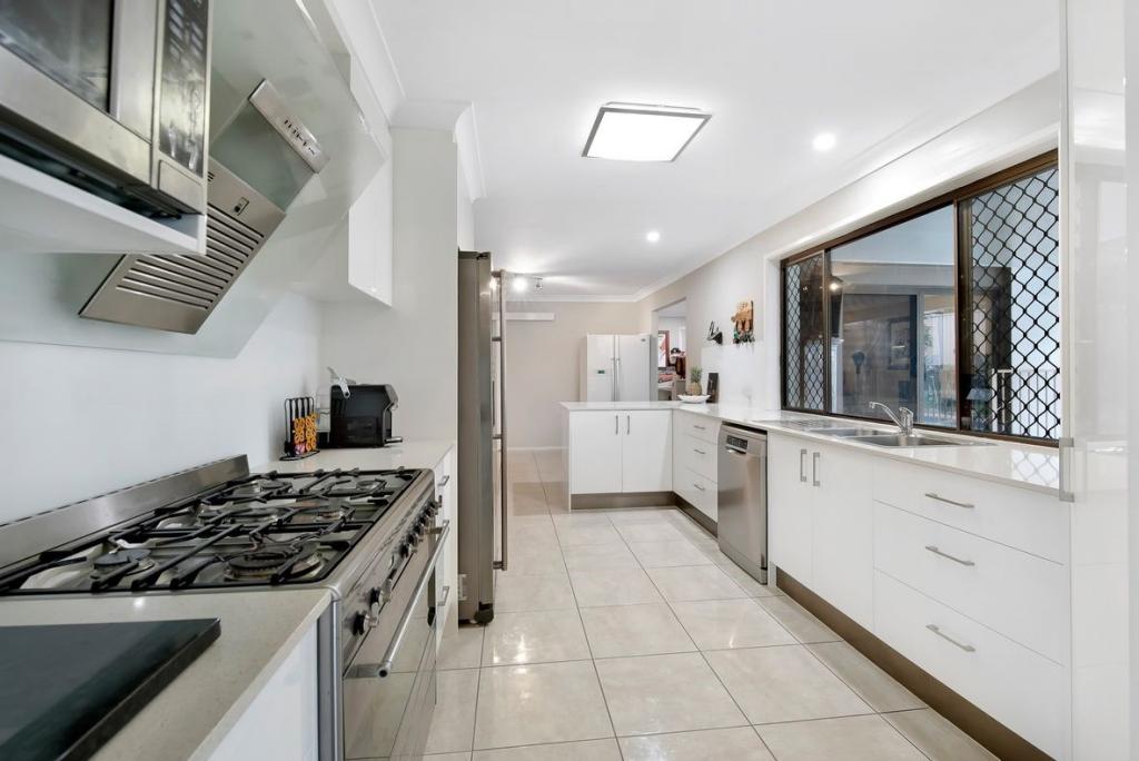 28 Camelot Cres, Hollywell, QLD 4216