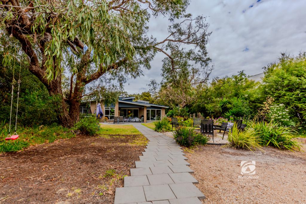 10 Gravelly Point Rd, Raymond Island, VIC 3880