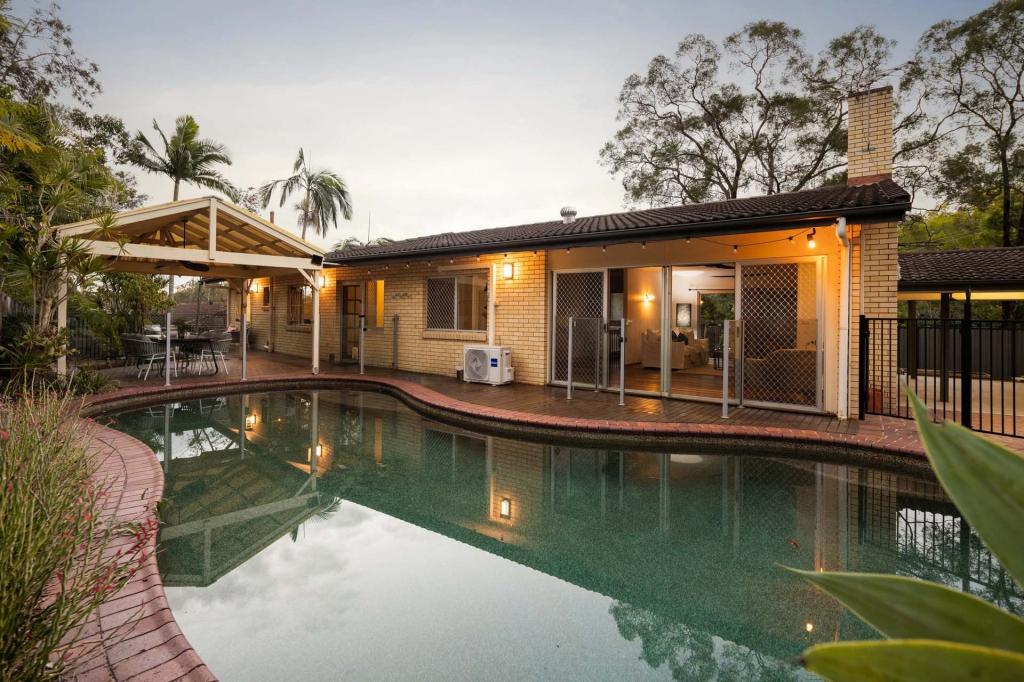 194 Chapel Hill Rd, Chapel Hill, QLD 4069