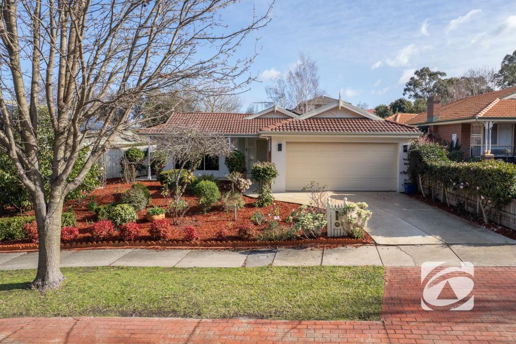 33 MELVILLE PARK DR, BERWICK, VIC 3806