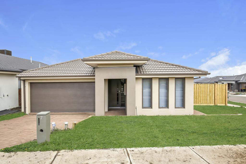 7 LUCKNOW DR, BEVERIDGE, VIC 3753