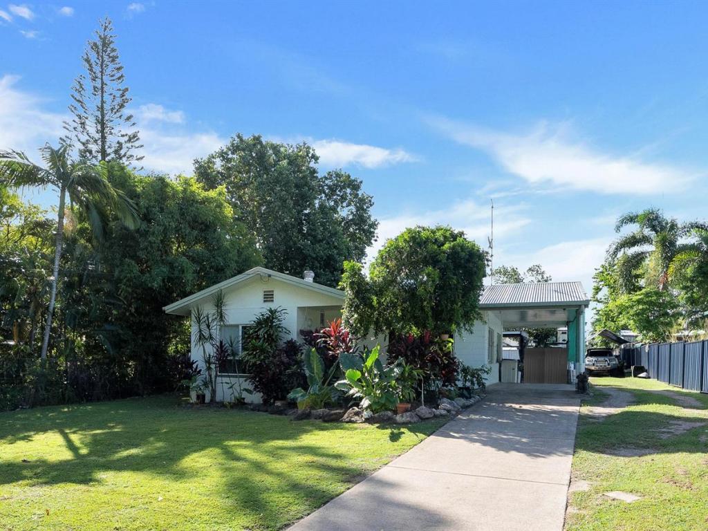 24 Saw St, Machans Beach, QLD 4878