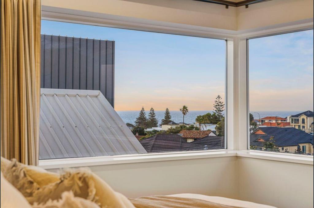 37 King Albert Rd, Trigg, WA 6029