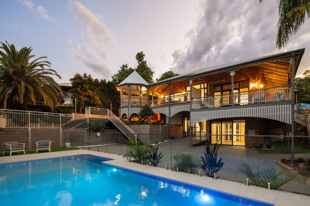 32 Tristania Dr, Bardon, QLD 4065