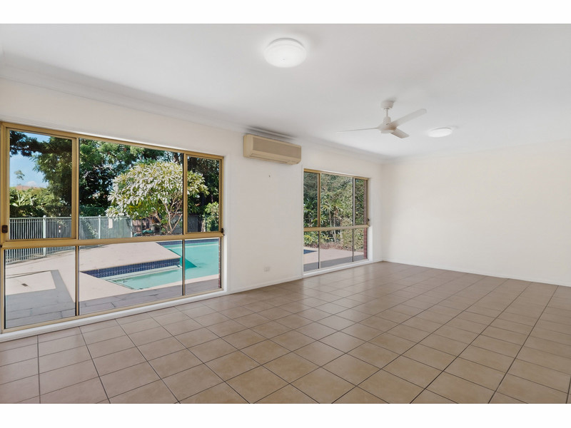 8 Oriel Rd, Yeronga, QLD 4104