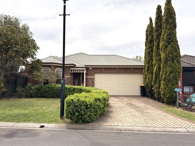 8 PARWAN CT, CAROLINE SPRINGS, VIC 3023