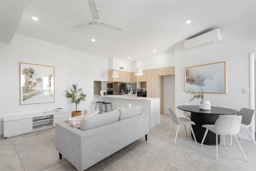 2/105 CHESTNUT ST, WYNNUM, QLD 4178