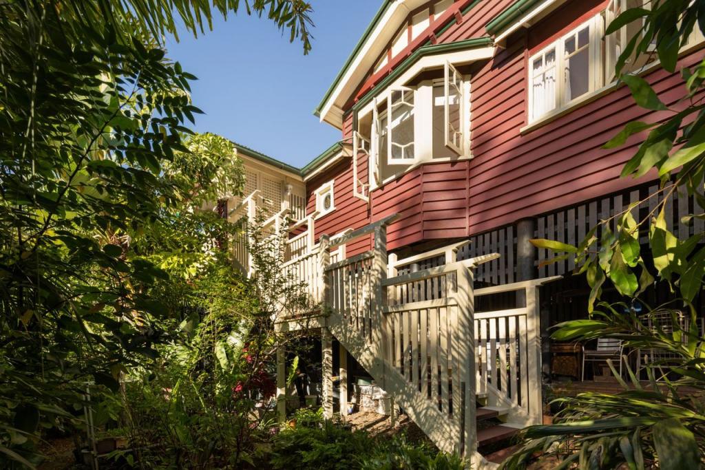 16 Bredden St, Chapel Hill, QLD 4069