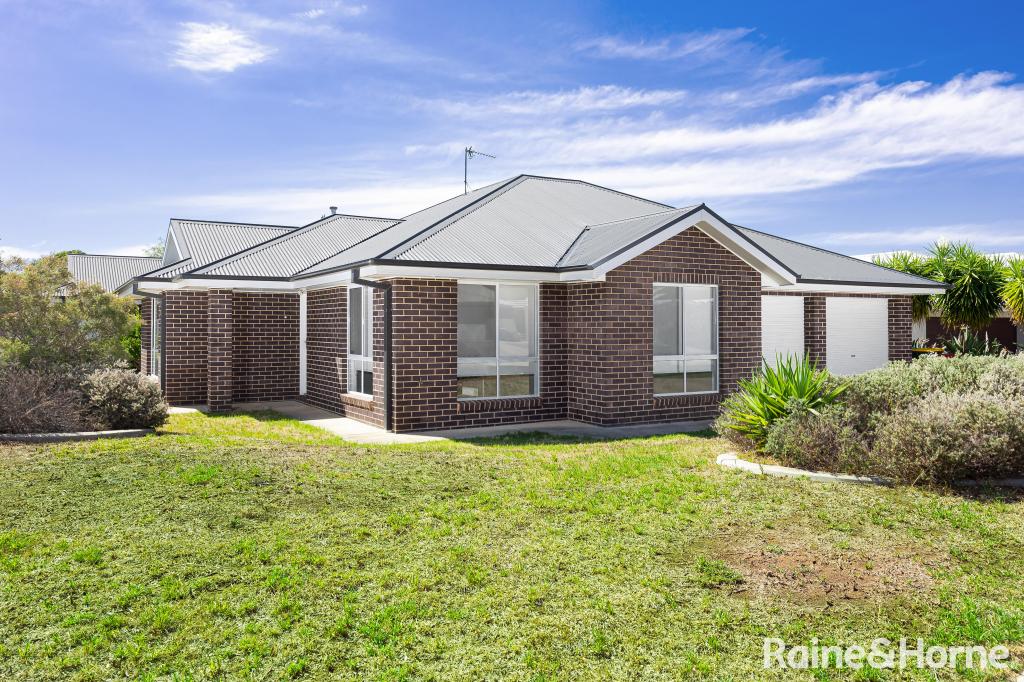 76 MESSENGER AVE, BOOROOMA, NSW 2650