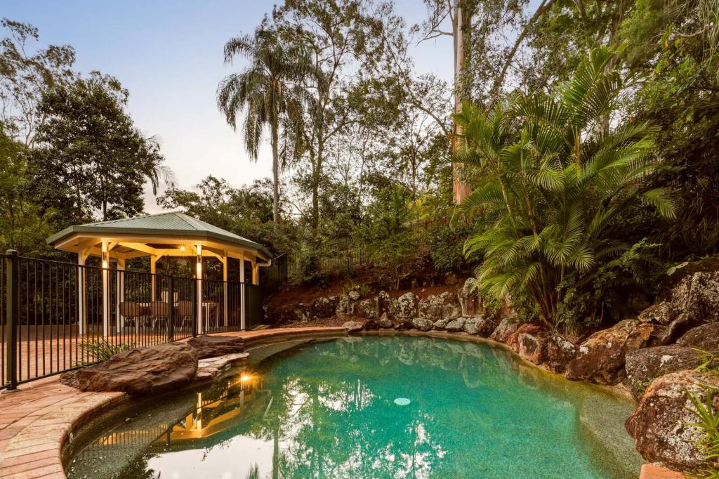 20 Warrawong St, Chapel Hill, QLD 4069