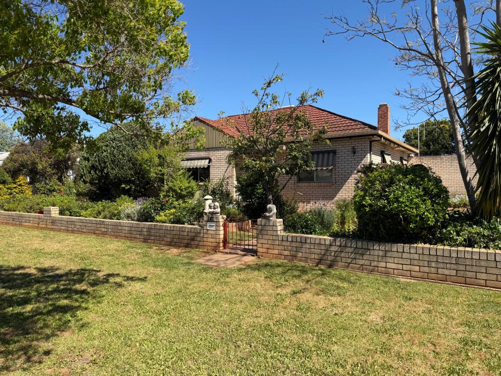 16 LYNCH ST, PARKES, NSW 2870