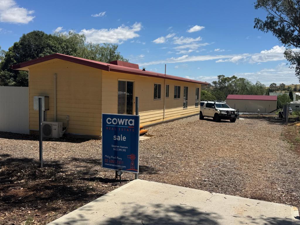 42 Belmore St, Woodstock, NSW 2793