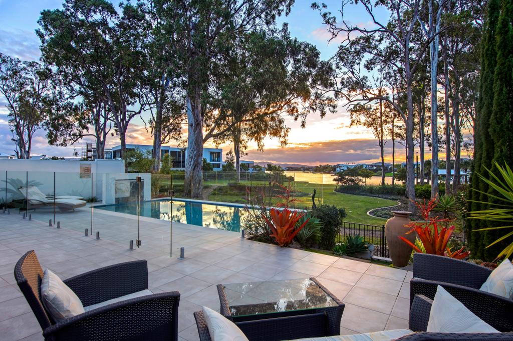 98 LAKE SERENITY BVD, HELENSVALE, QLD 4212