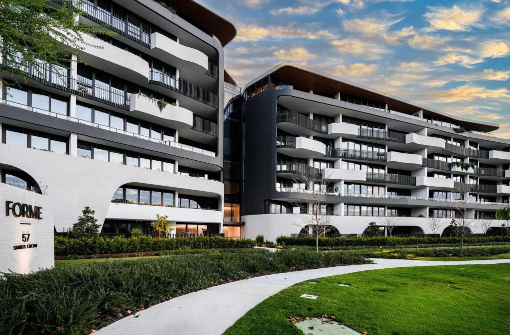 401/57 STABLES CCT, DONCASTER, VIC 3108