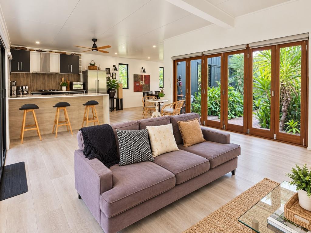 21 BLUE WATERS CRES, MACLEAY ISLAND, QLD 4184