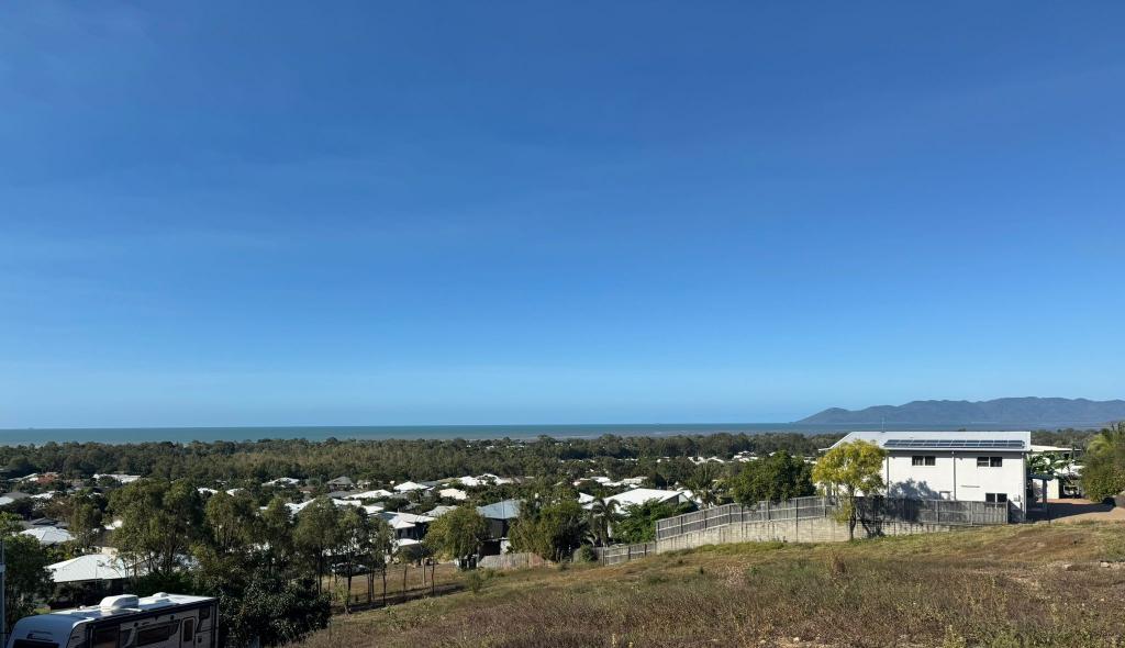 8 Cashell Cres, Bushland Beach, QLD 4818