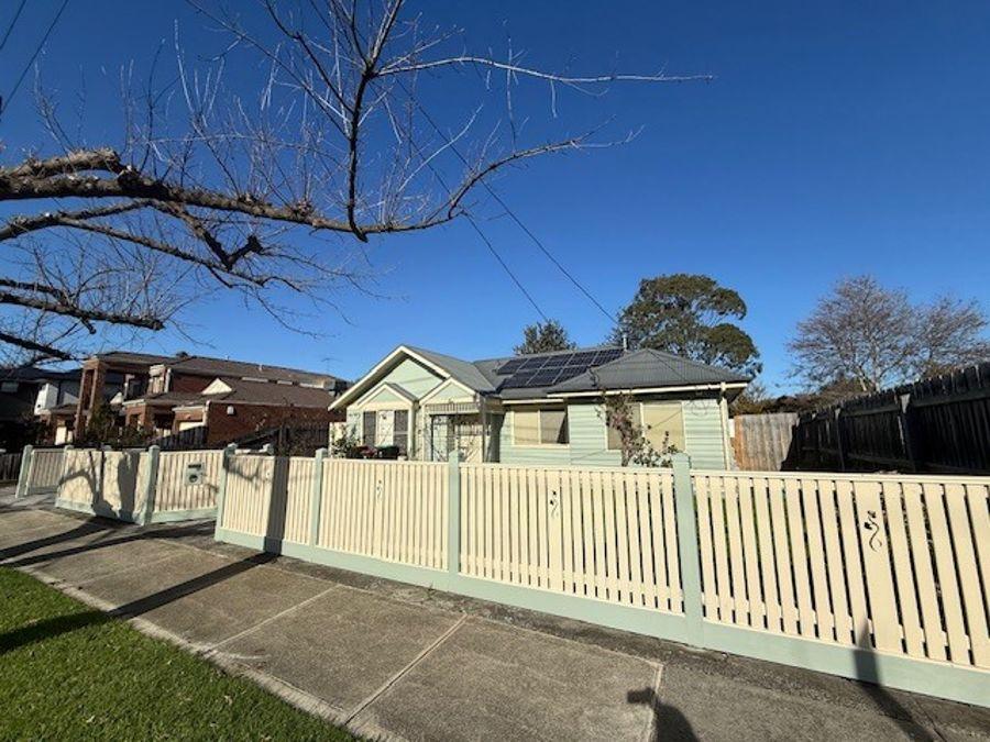 1 DEVON RD, PASCOE VALE, VIC 3044
