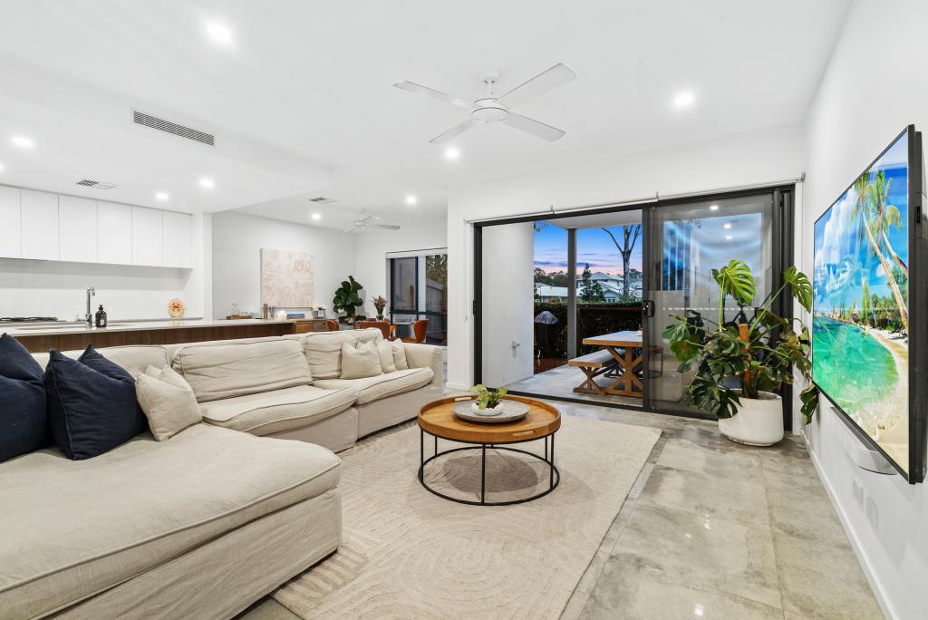 28/2 Flametree Cct, Arundel, QLD 4214