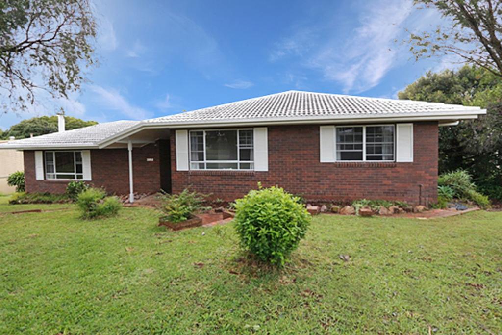 17 Crescent Dr, Nambour, QLD 4560