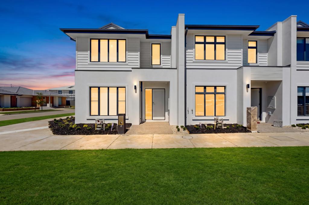2 BOYSENBERRY CL, CLYDE NORTH, VIC 3978
