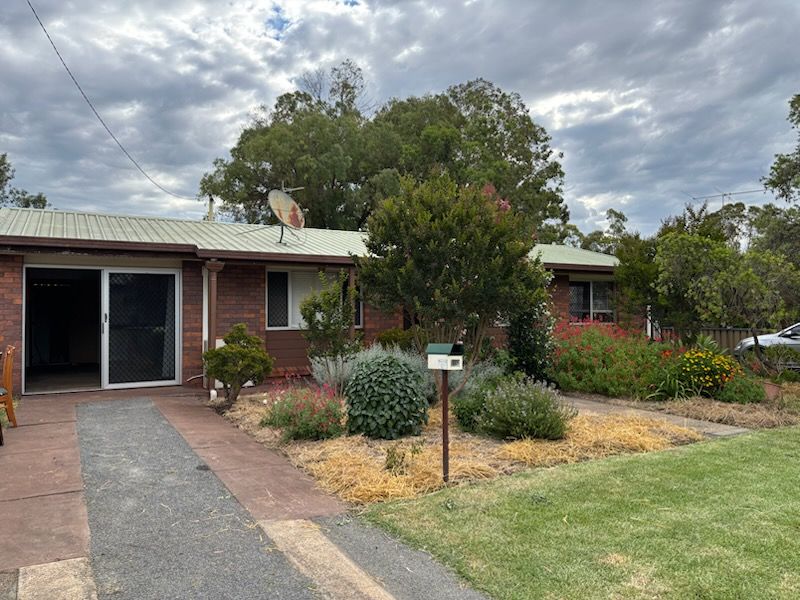 11 Wilkie St, Oakey, QLD 4401