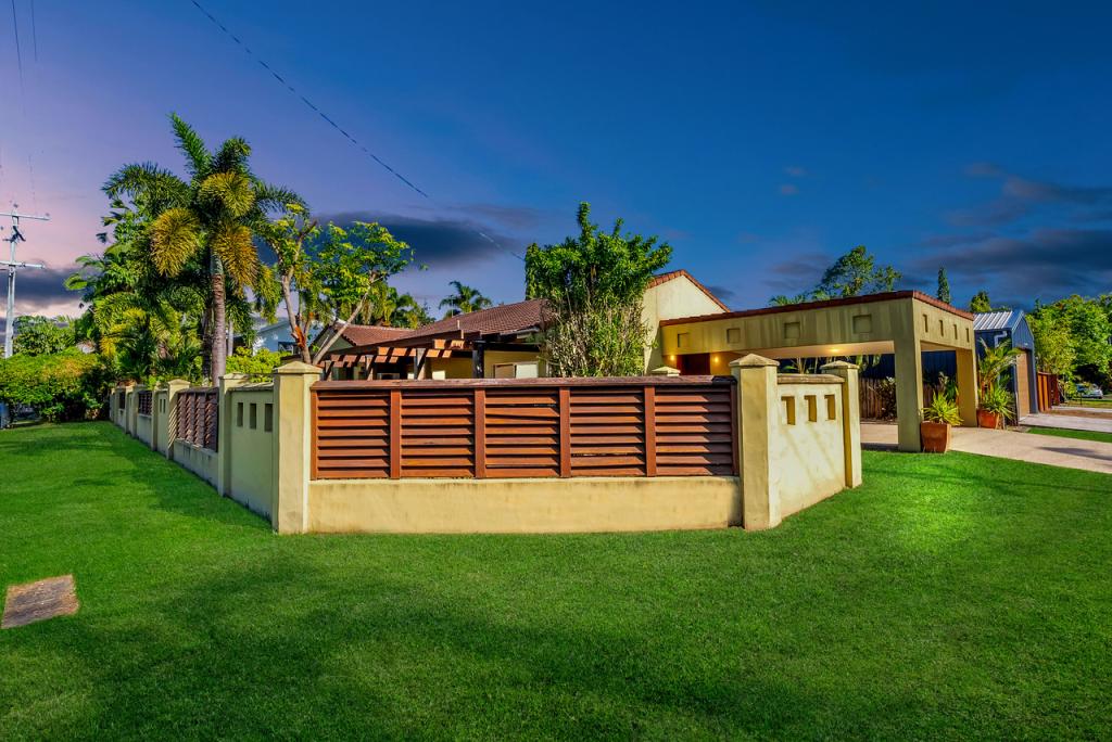 1 Monica Cl, Holloways Beach, QLD 4878