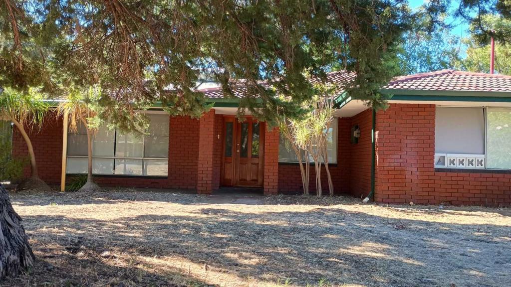 12 Alistair St, Huntingdale, WA 6110