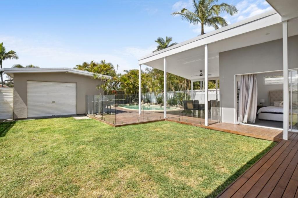 19 DEAGON DR, RUNAWAY BAY, QLD 4216