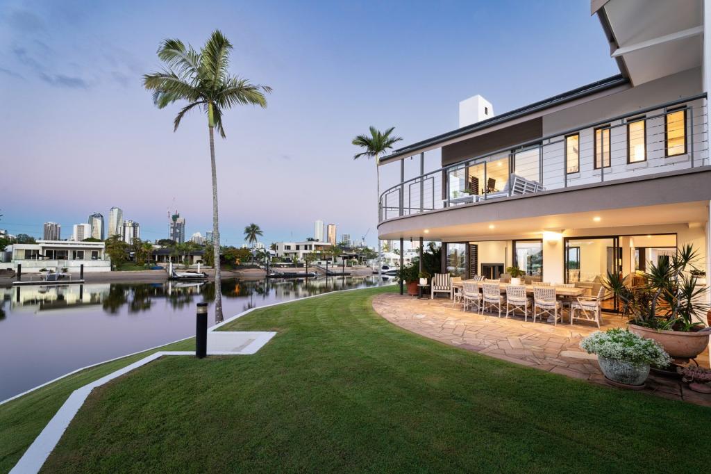 2 Beverley Cres, Broadbeach Waters, QLD 4218